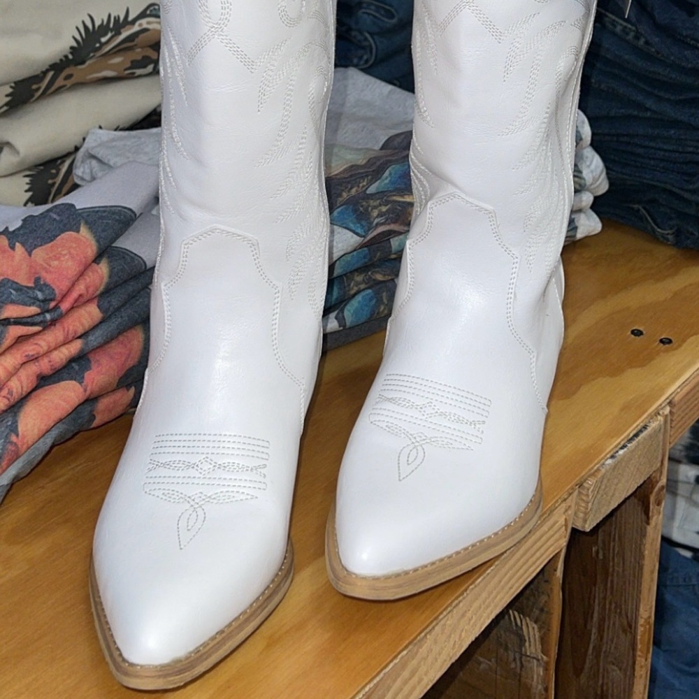 Women's White Knee-High Cowboy Boots - Picture 2 of 5